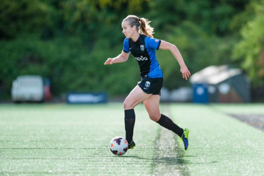 Beverly Goebel dribbling soccer ball down the field