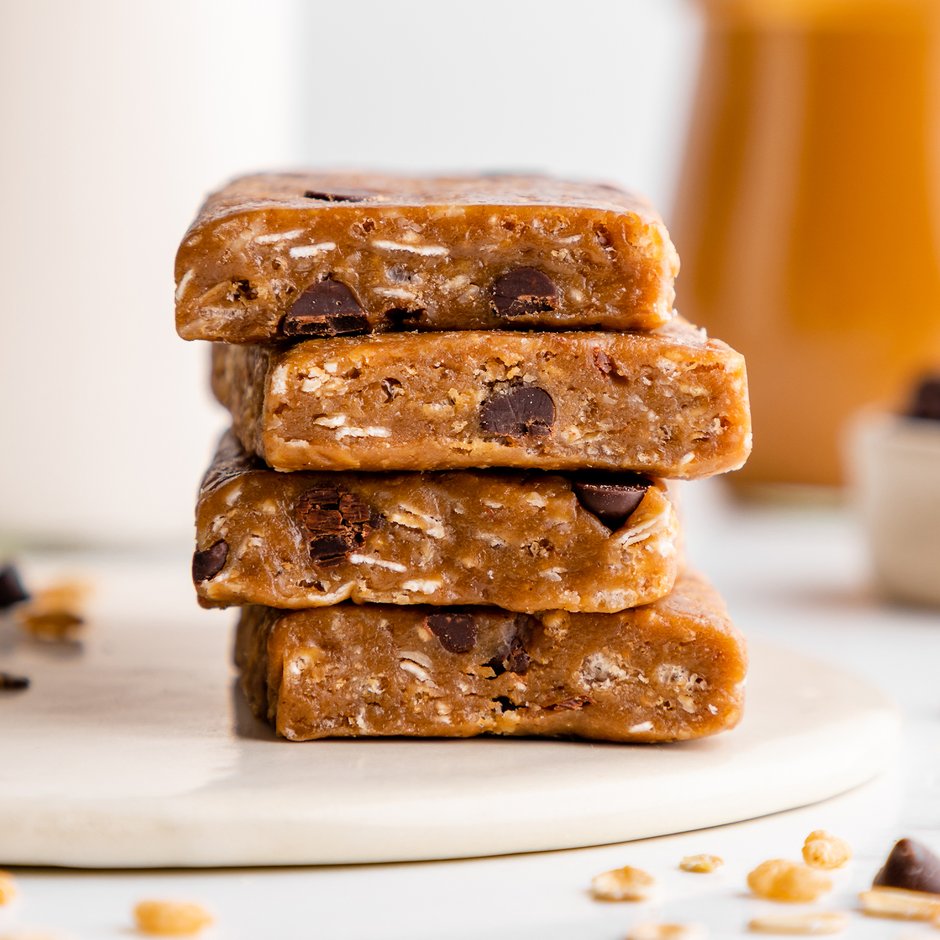 Pila de barras de chispas de chocolate y avena GoMacro