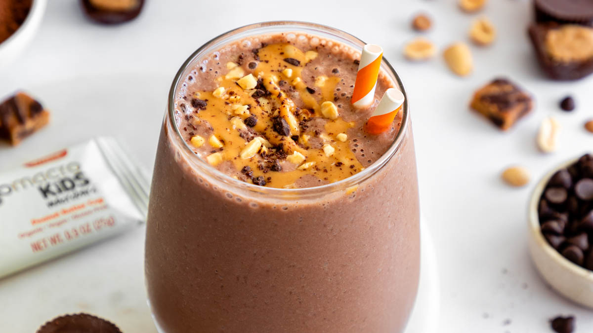 Smoothie made with bananas and roasted peanuts