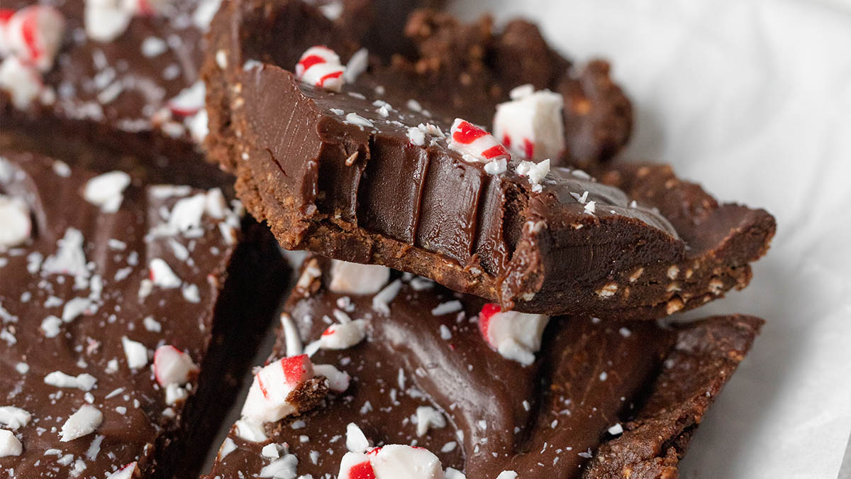 Shortbread fudge topped with peppermint