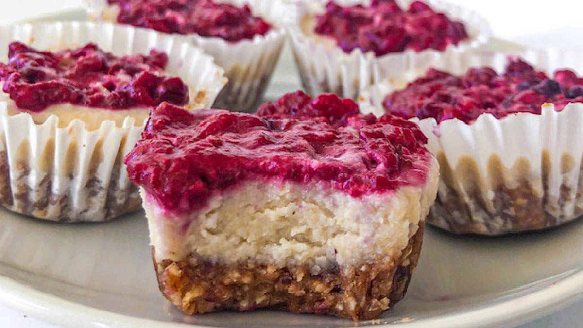 Vegan Berry Cheesecake Cups made with GoMacro sunny uplift bar