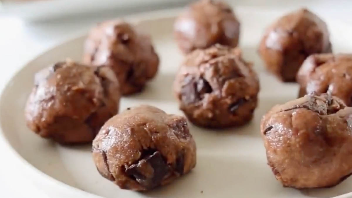 Chocolate and peanut butter protein balls
