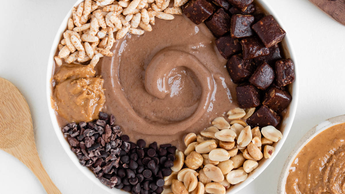 Chocolate peanut butter smoothie bowl topped with peanut butter protein bars